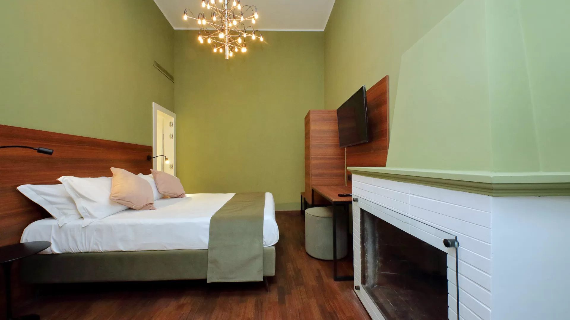 <b>Large Double Room</b>