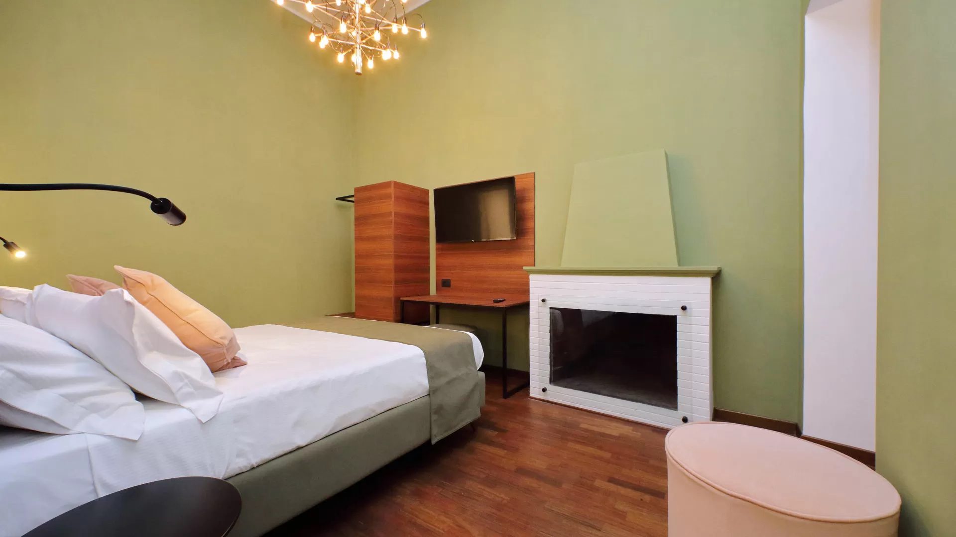 <b>Large Double Room</b>