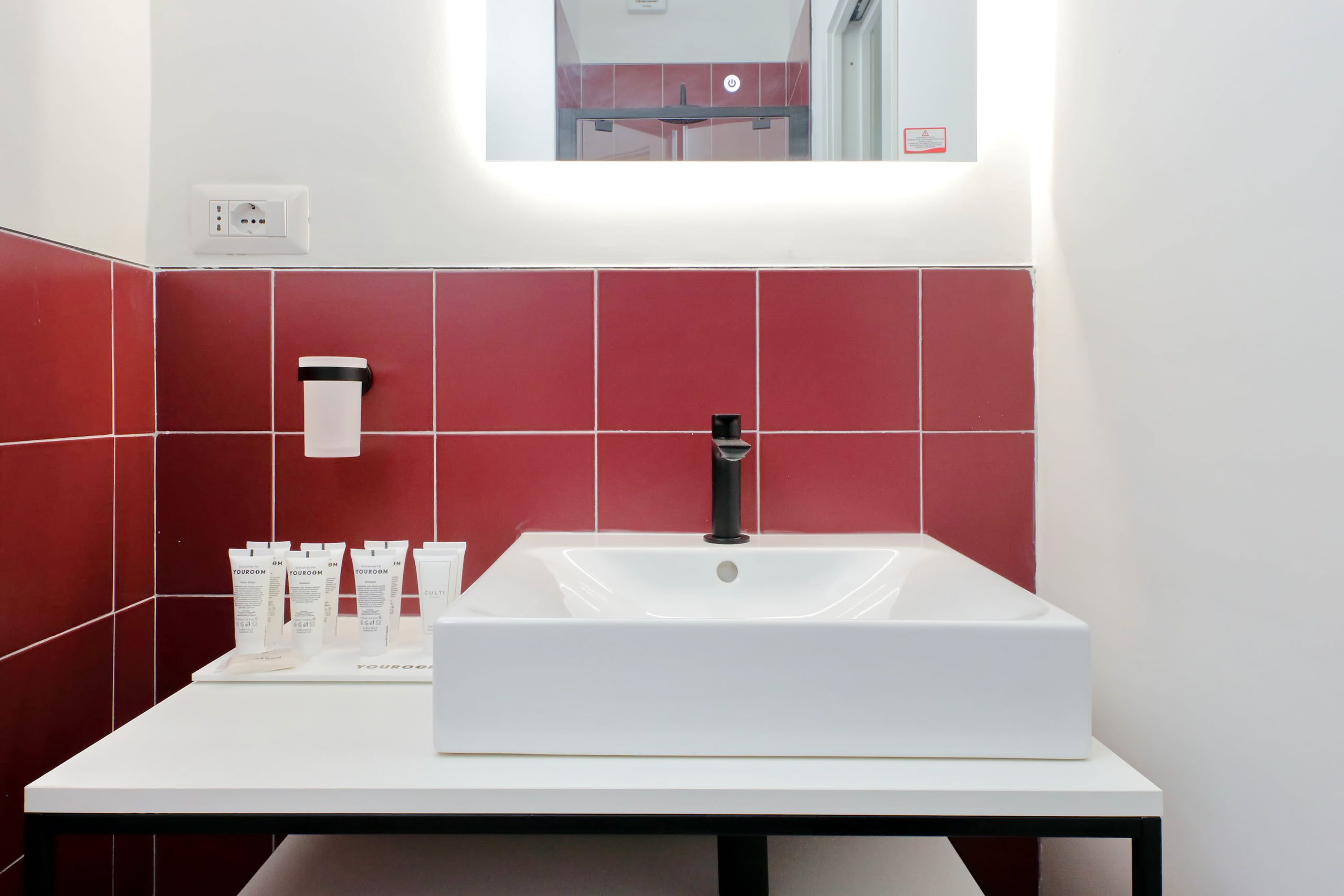 <b>DELUXE DOUBLE ROOM </b>